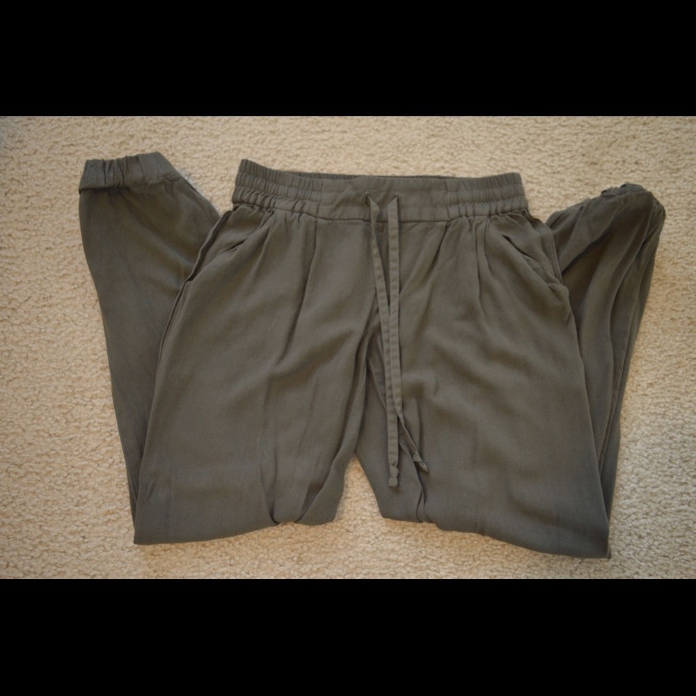 💚 Olive Green Pants •