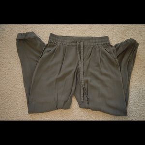 💚 Olive Green Pants •