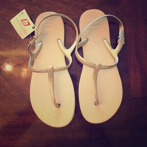 Never worn with tags beige w gold strap Havaianas