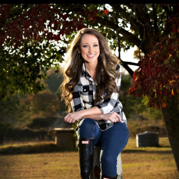 Meet your Posher, LynnMarie - Picture 2 of 2