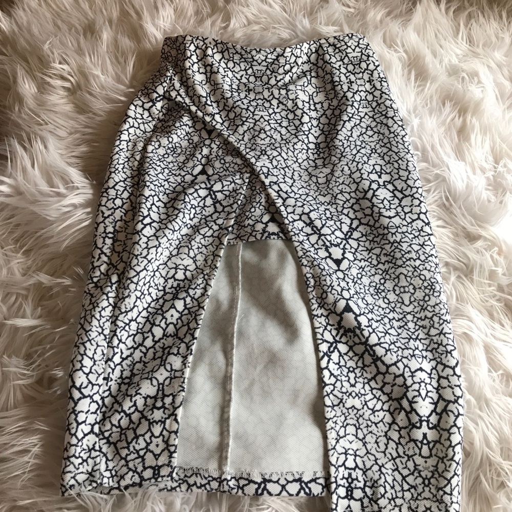 White and navy skirt 💥