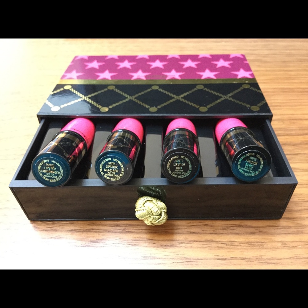 <SOLD> NWT MAC Red Nutcracker Sweet Lipstick Kit - Picture 5 of 6