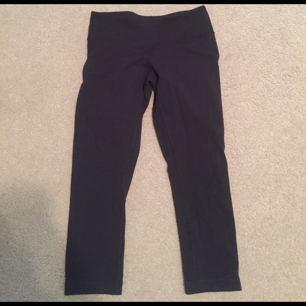 Black crop lululemon leggings (Wunder Under)