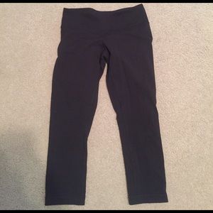 Black crop lululemon leggings (Wunder Under)