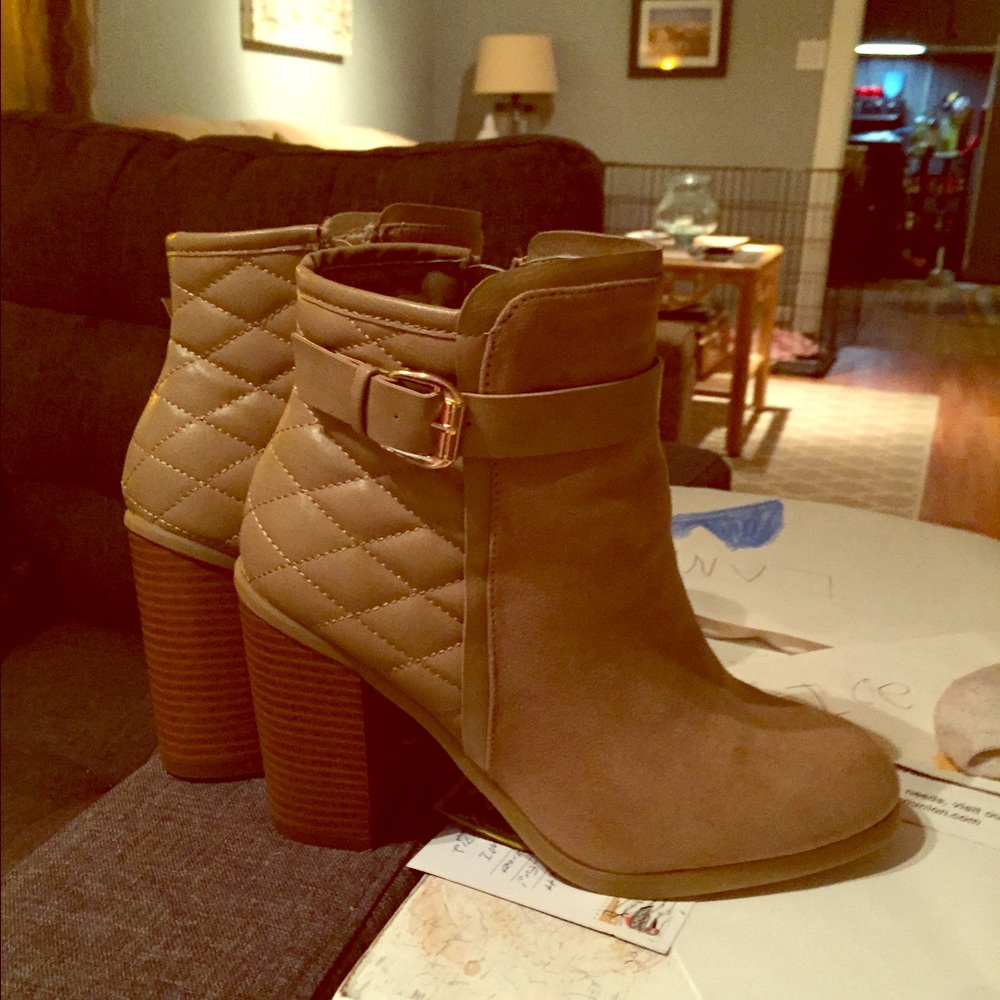 NEW WITHOUT TAGS SHOEDAZZLE BOOTIES