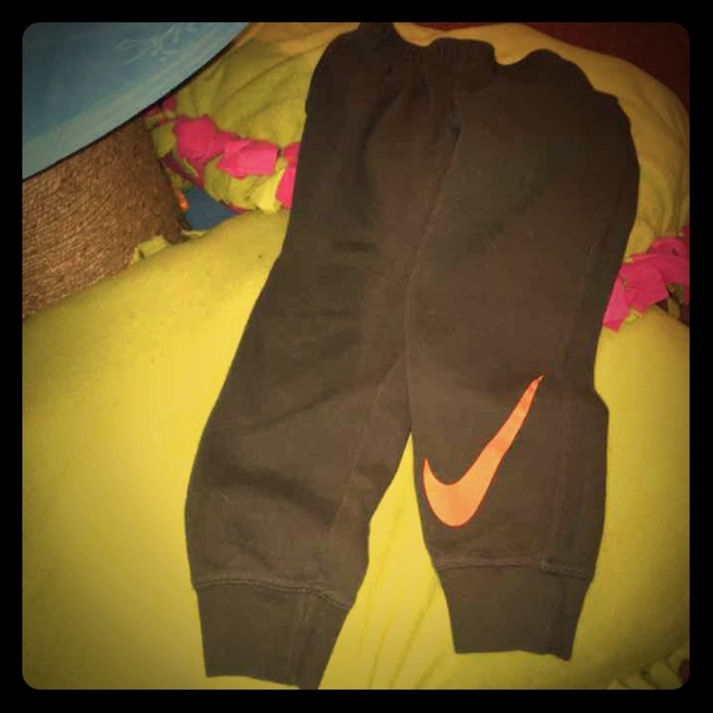 Boys SZ 7 ADORABLE NIKE SWEATPANTS!!