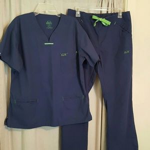 Set of Women's Iguana Med Scrubs, size Med