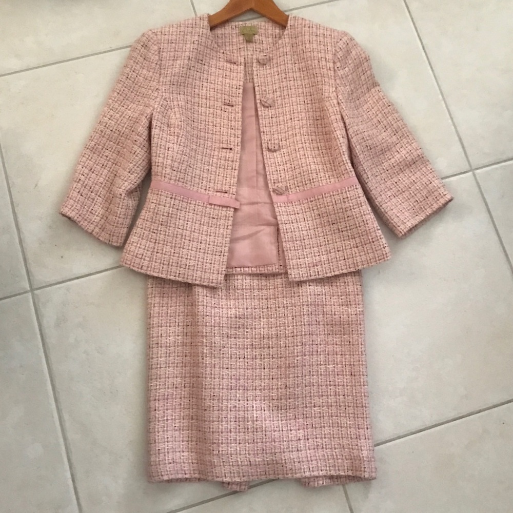 Chanel-like feminine 3/4 sleeve suit!