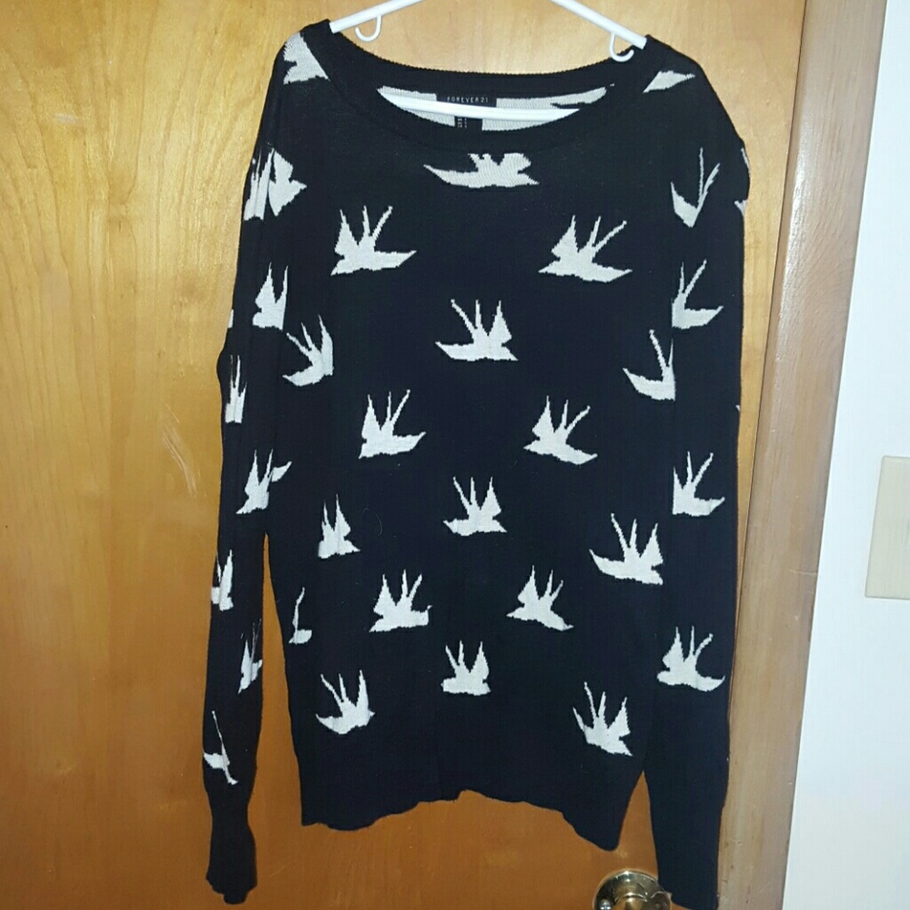 Fitted sweater with quarter length sleeves.