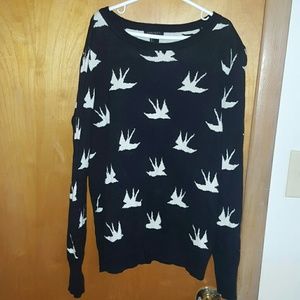 Fitted sweater with quarter length sleeves.