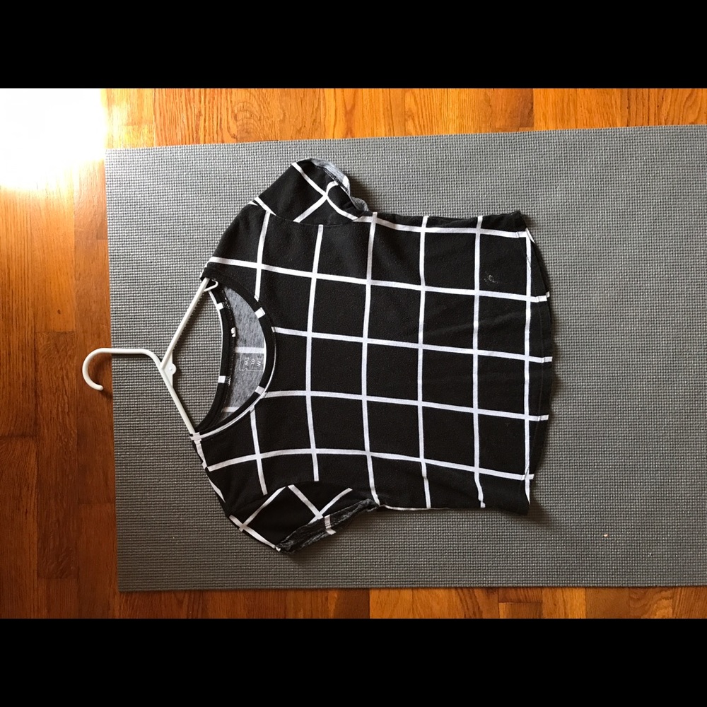 Cropped B&W t-shirt