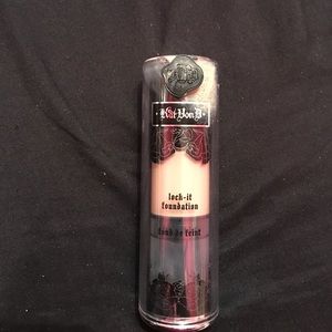 Kat Von D tattoo Lock it foundation