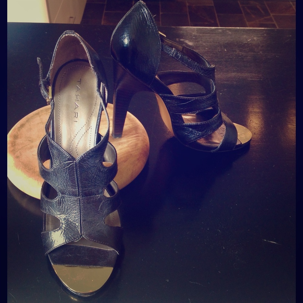 Tahari T strap black brown wood stacked heels 9