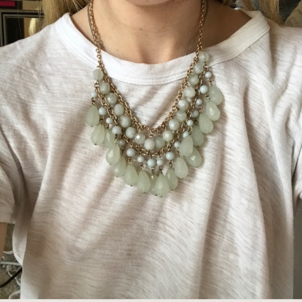 💥Green and gold dangly necklace 💥