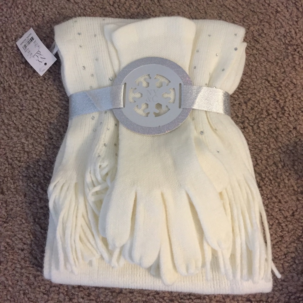 NY&C white gloves and scarf NWT