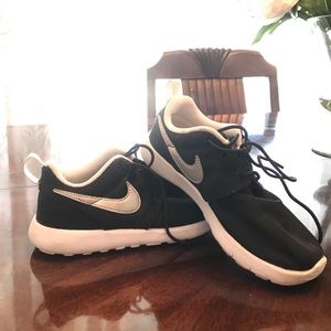 Boys' black Nike Roche size 13