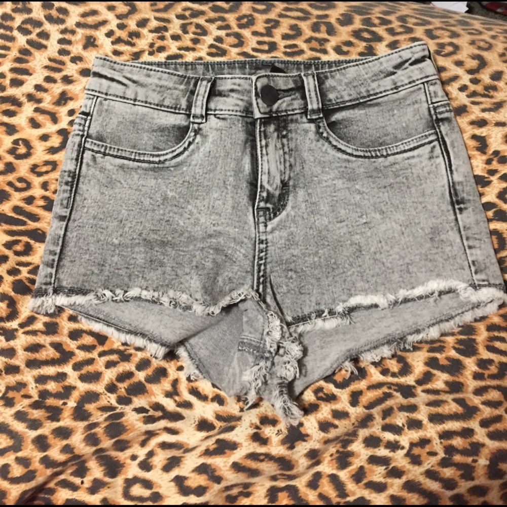 Cute grey denim shorts!!