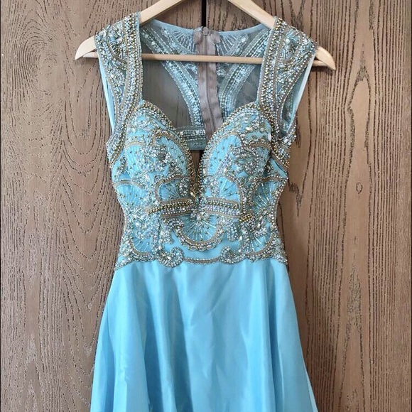 Prom dress - Picture 1 of 4