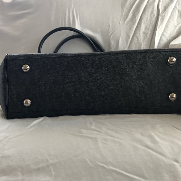 Authentic Michael Kors Purse - Picture 3 of 4