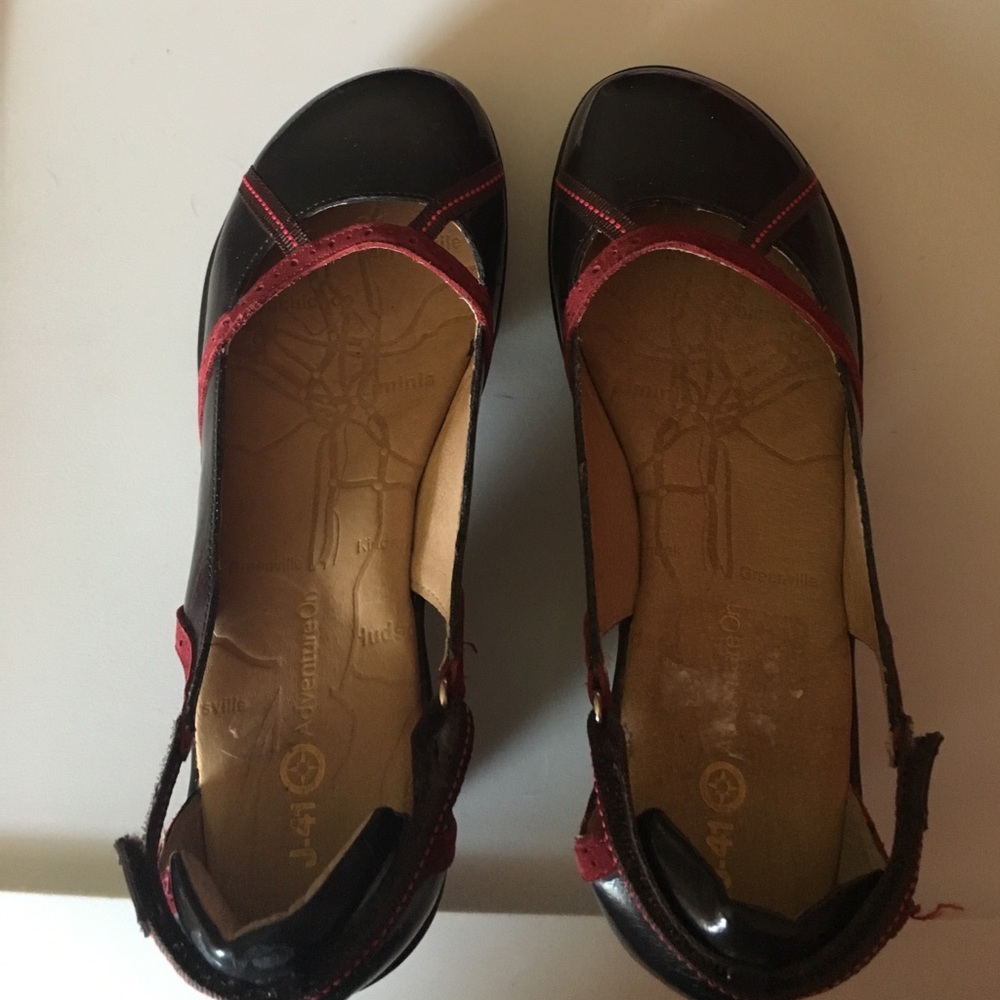 J-41 slip on wedge in dark brown with red accent