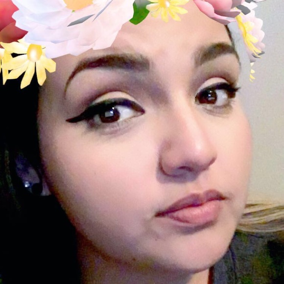 Meet your Posher, Alyssa - Picture 1 of 1