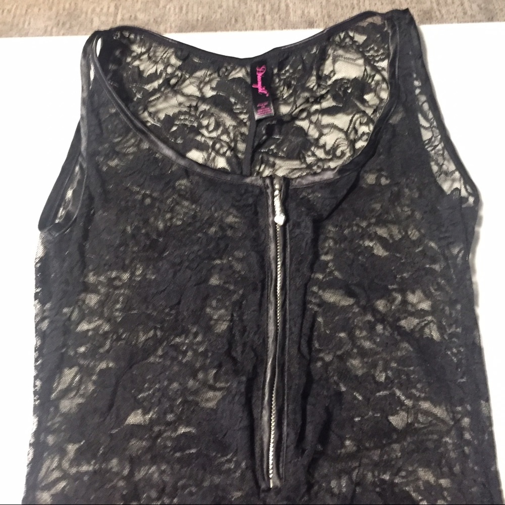 Lingerie - Picture 2 of 3