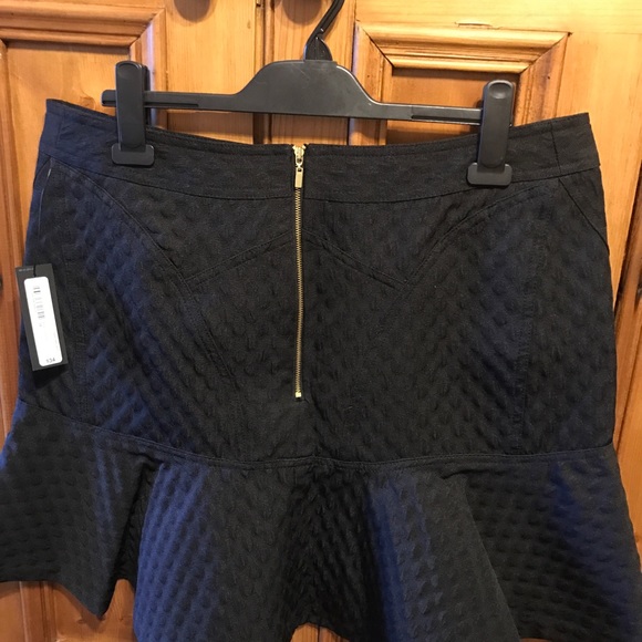 Black mini skirt - Picture 2 of 2