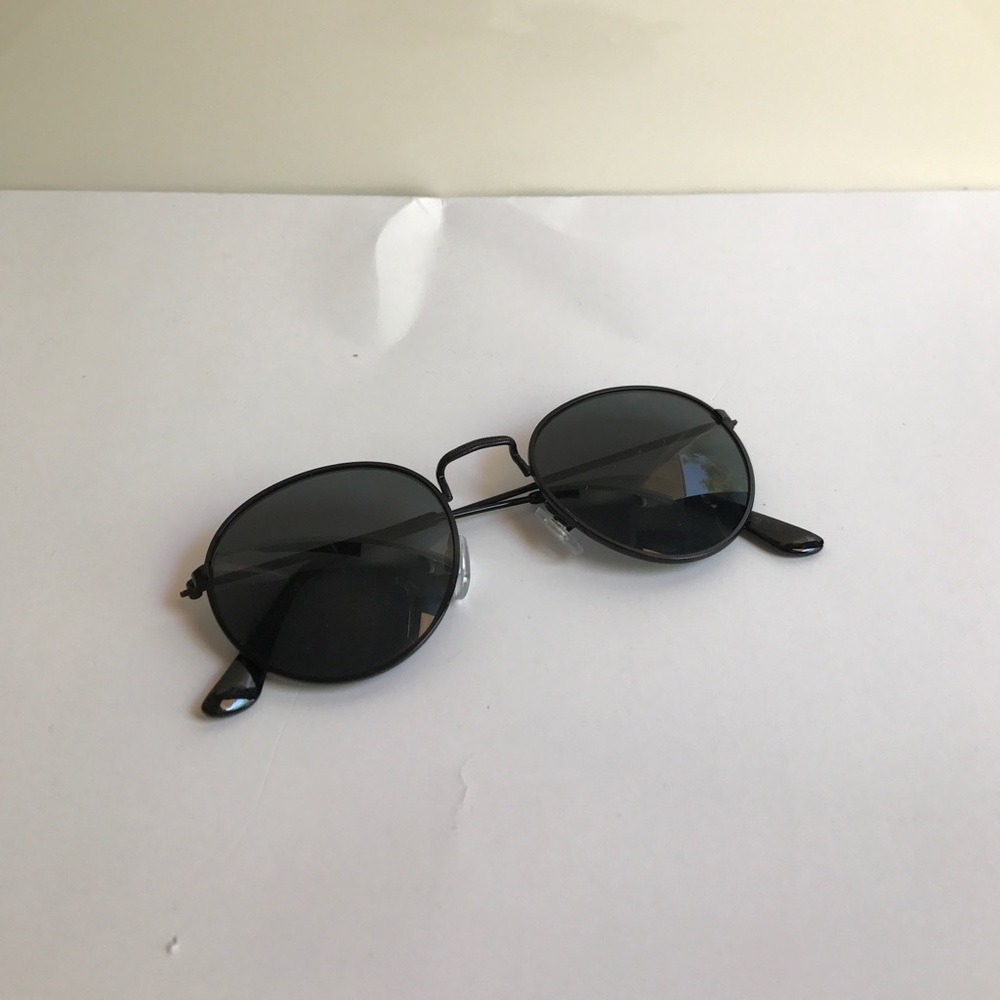 Black oval sunnies