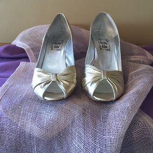 Women's heels by something bleu