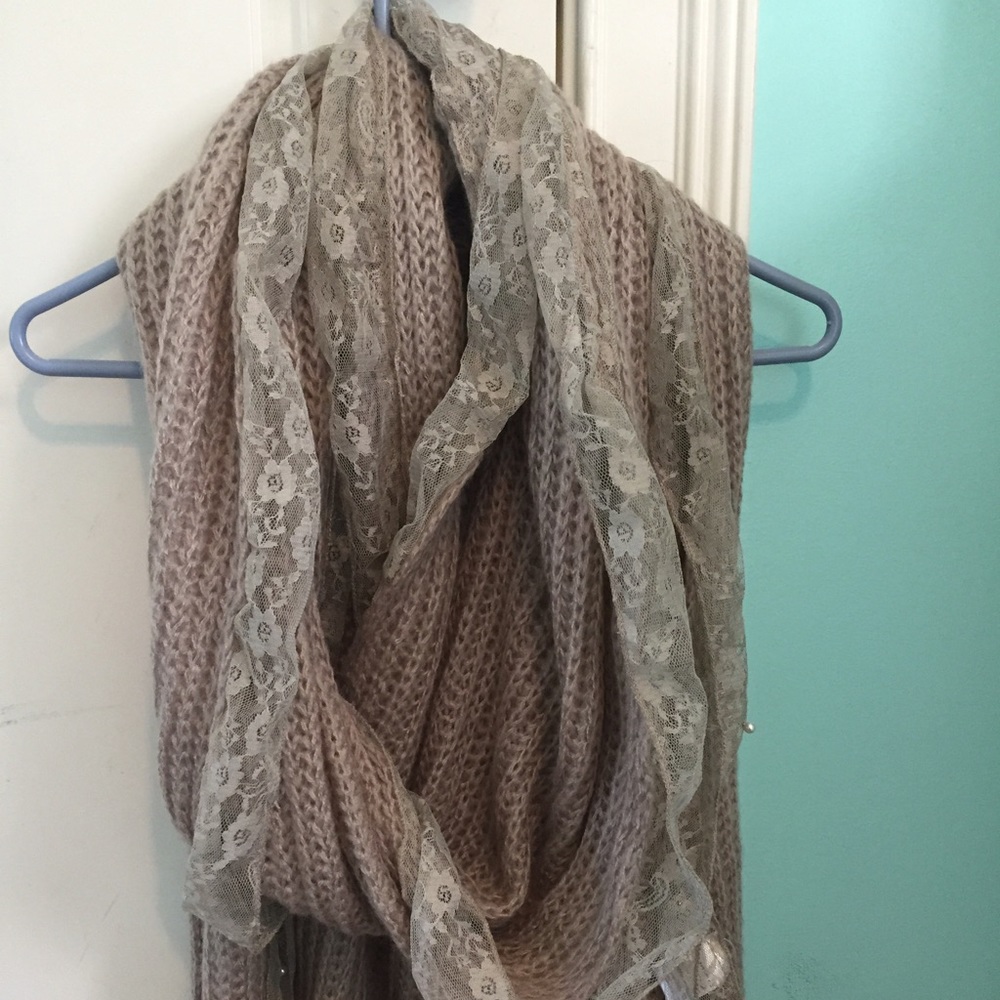 Oatmeal knit scarf with beaded lace outline