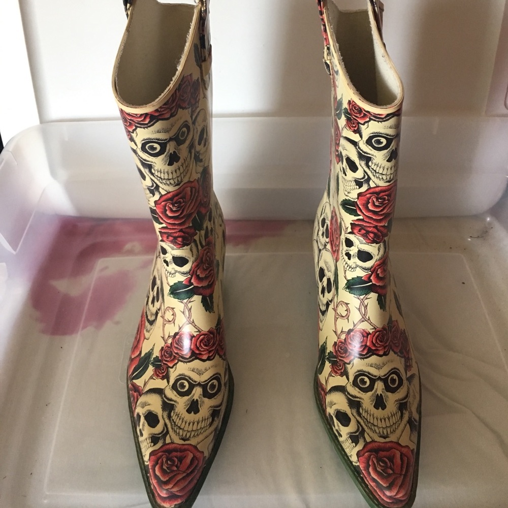 Skulls and Roses rain boots Sz 9