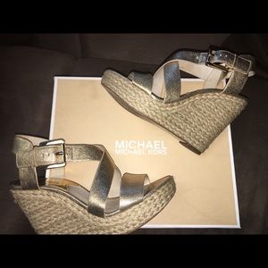 MICHAEL KORS GIOVANNA GOLD WEDGES SIZE 8