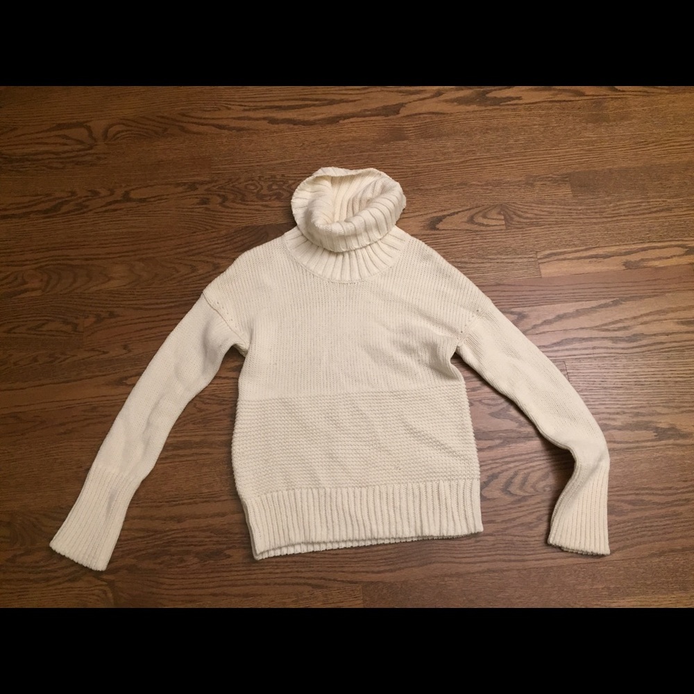 Gap Cream turtleneck sweater