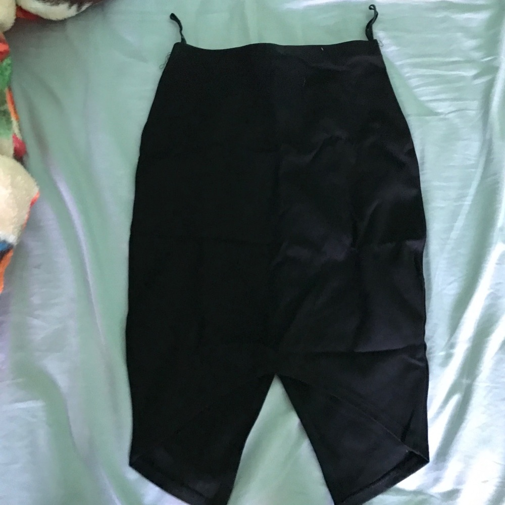 All black, back diagonal slit skirt