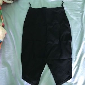 All black, back diagonal slit skirt