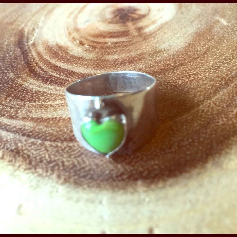 .925 stamped green heart ring