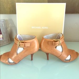 Summer Michael Kors kitten heel camel booties 💕🎉