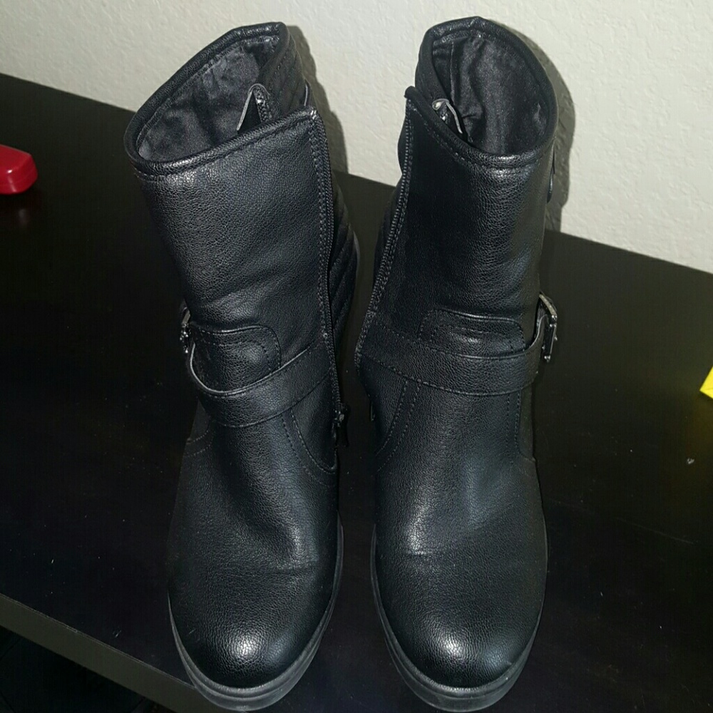 Womens Black Guess Boots (worn 3 times) 9.5