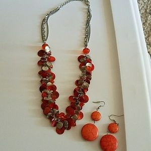 Beautiful statement necklace w/matching earrings
