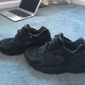 Black huaraches