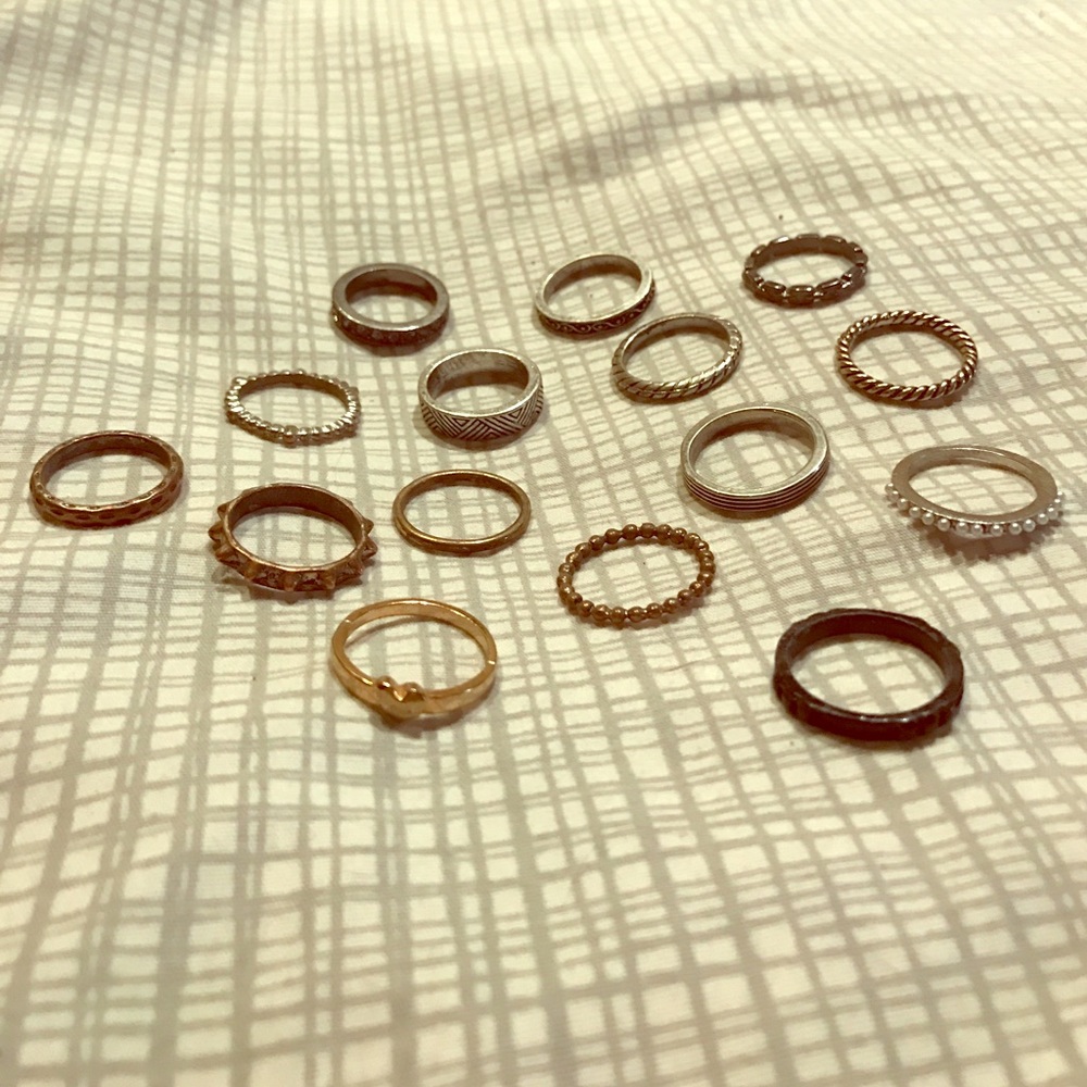 Assorted collection of essential gold/silver rings