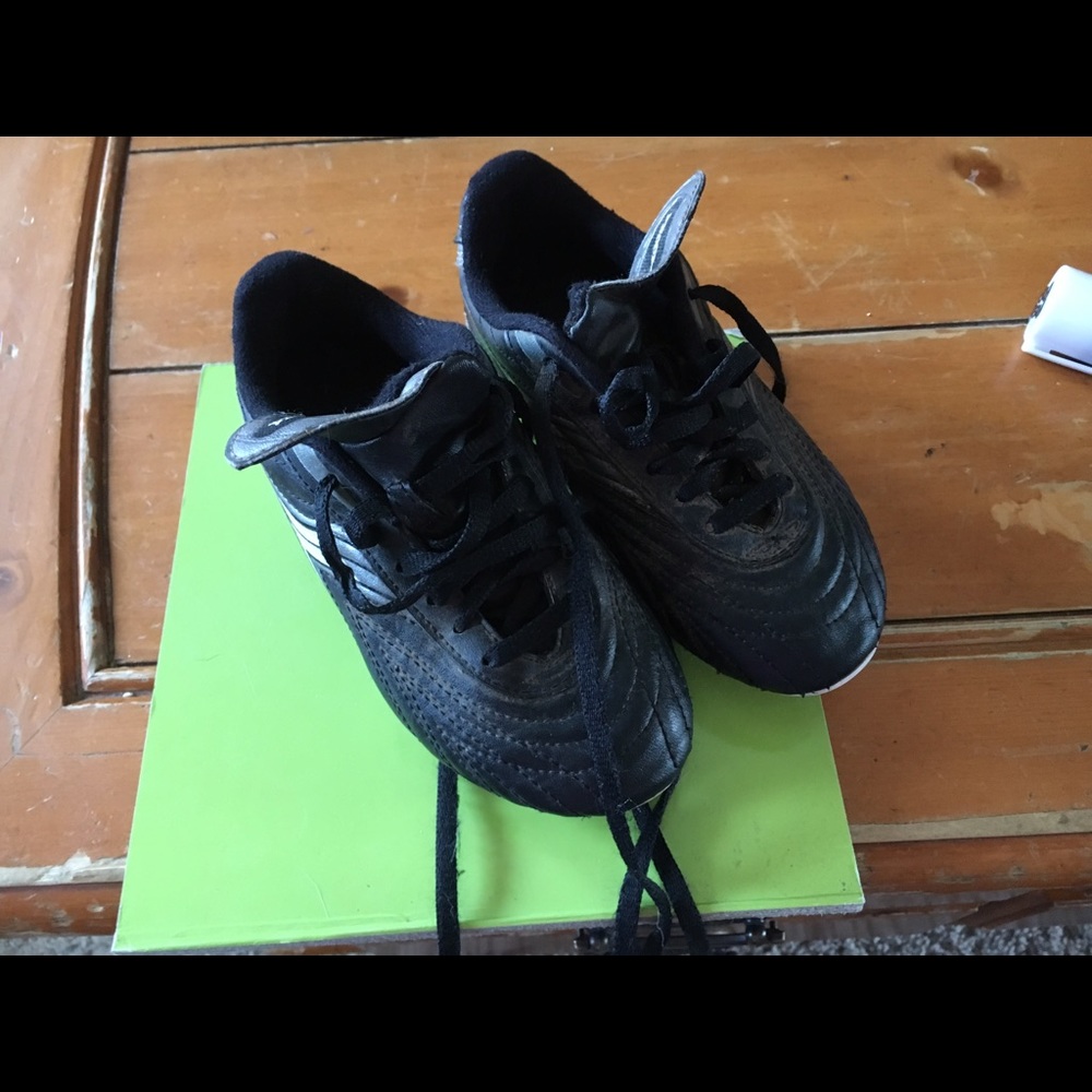 Kids soccer shoes good shape used for one season
