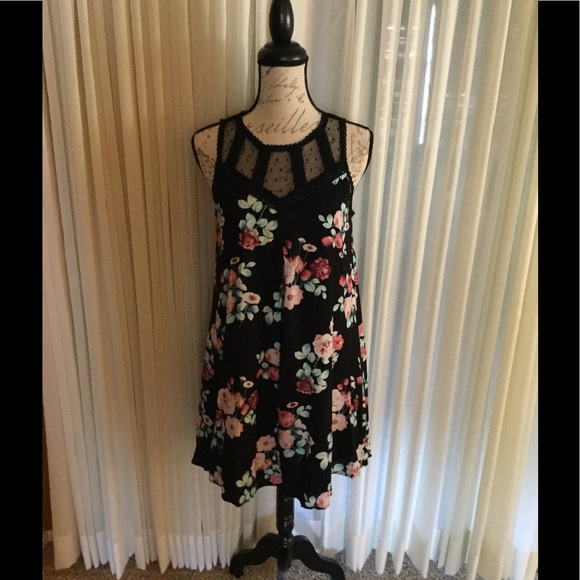 NEW Boutique Floral Lace Dress. - Picture 3 of 4