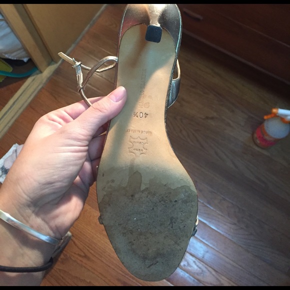 Manolo Blahnik strapped gold sandals - Picture 2 of 4