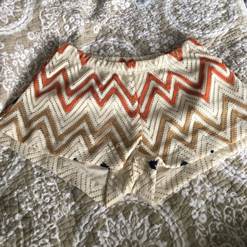 Zig zag pattern lace short