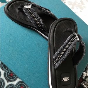 Skechers Flip flops Rhinestones! Size 6-6.5