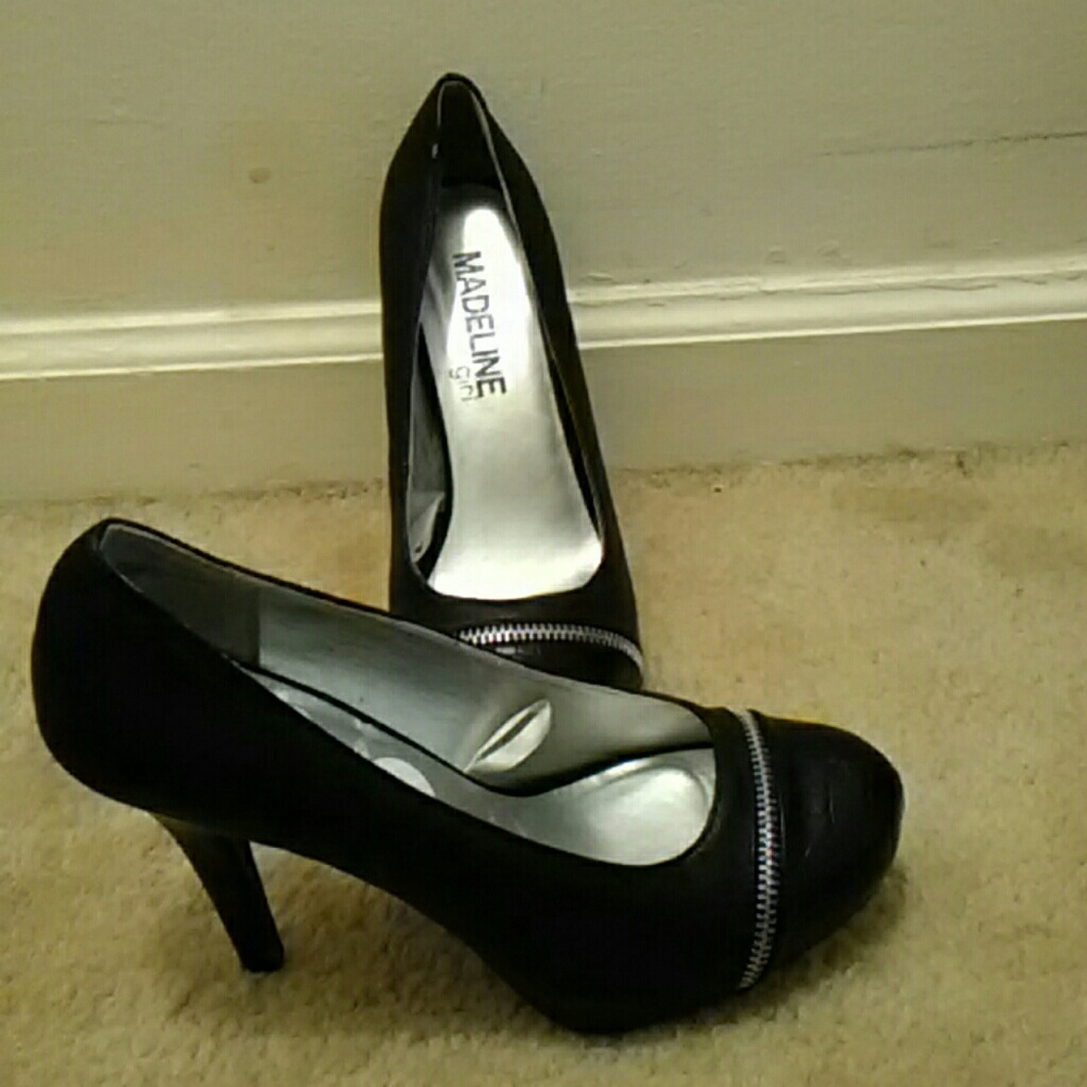 Black pump's with zipper across the toe