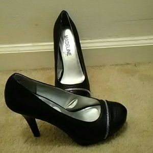 Black pump's with zipper across the toe
