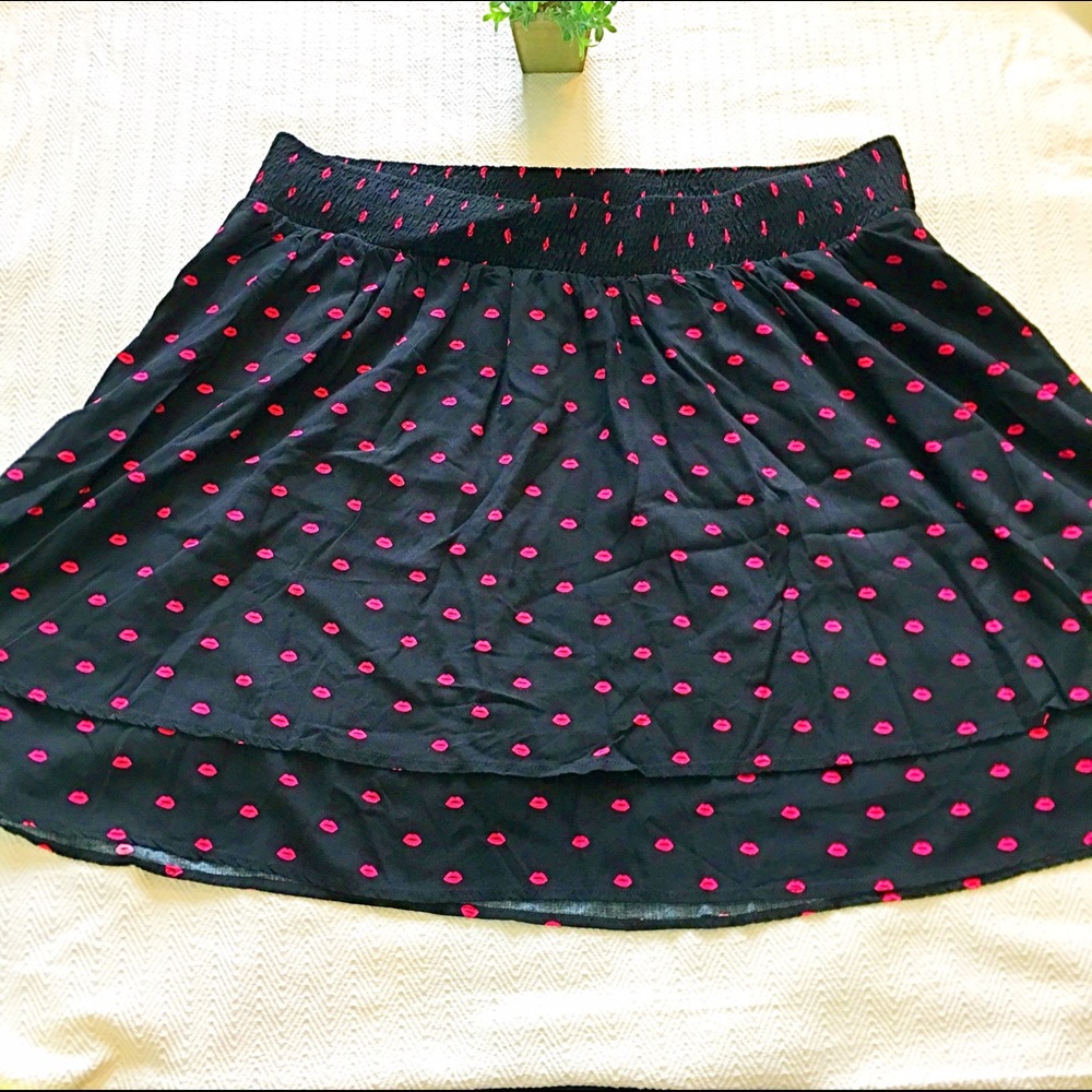 Black torrid skirt with lipstick kisses size 2