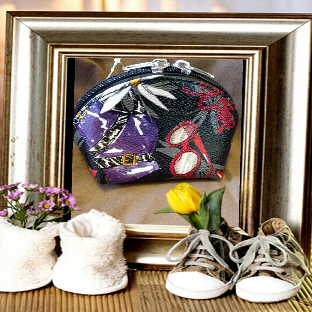 Shoe design coin purse.